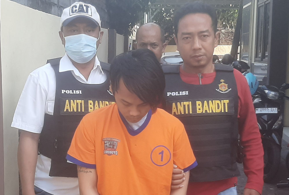 DIBORGOL: Tersangka Kevin diamankan di Polsek Wiyung. (MAHRUS/RADAR SURABAYA)