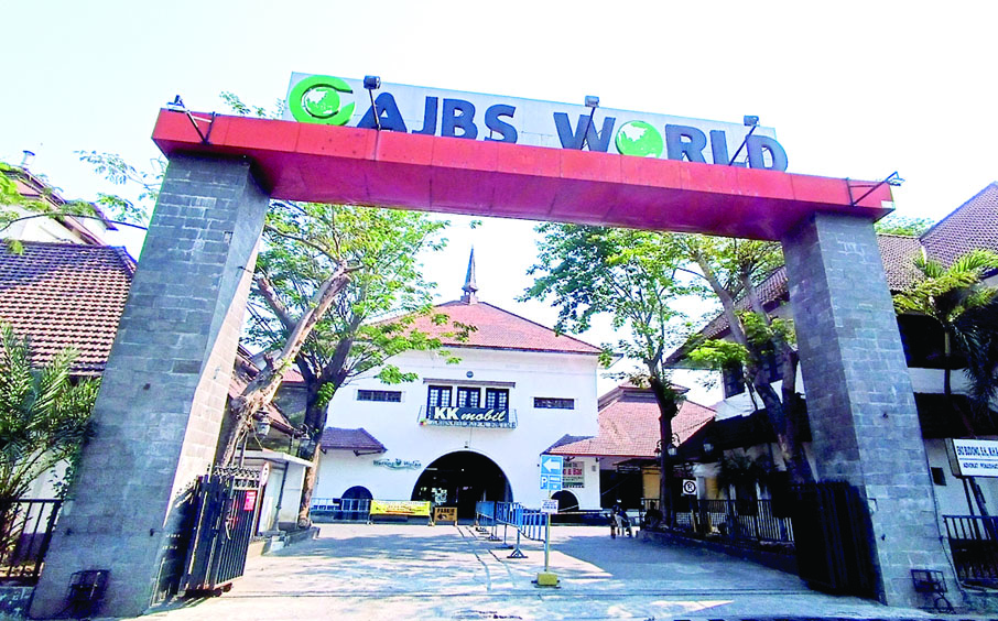 PERALATAN DIDATANGKAN DARI BELANDA: Bentuk bangunan dan pembagian tiap bagian pabrik bir NV. Nederlandsh Indische Berbrouwerij didesain khusus mendukung produksi bir. (ANDY SATRIA/RADAR SURABAYA)