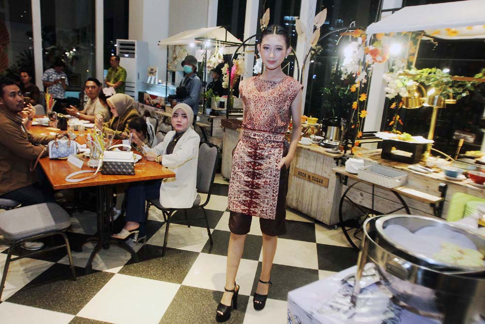 SETENGAH JADI: Model memeragakan busana berbahan batik Sumenep karya desainer Embran Nawawi. (ANDY SATRIA/RADAR SURABAYA)