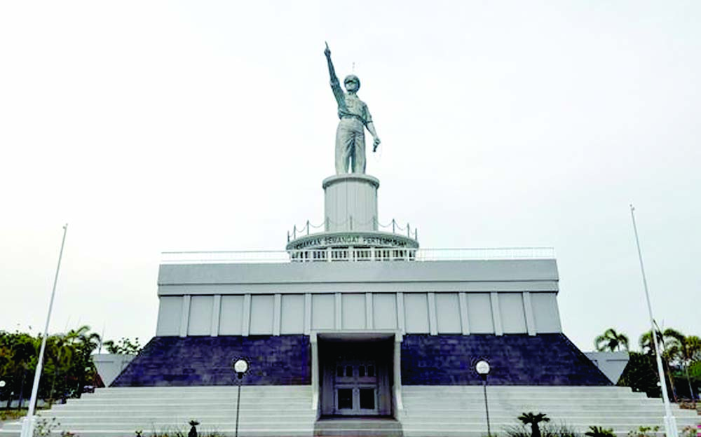 BERJASA BESAR: Monumen Yos Sudarso dibangun untuk mengenang aksi heroik sang pahlawan. (ISTIMEWA)