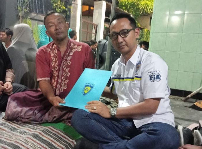 SIMPATI: Ketua IMI Kota Surabaya, Rinto AR menyerahkan bantuan kepada orang tua korban balap liar, MFE. (RAHMATSUDRAJAT/RADAR SURABAYA)