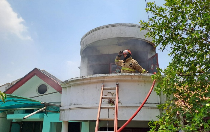SIGAP: Petugas saat melakukan pemadaman api di rumah milik Rike Setiawati warga Jalan Dukuh Kupang Timur XI, Surabaya Selasa (10/10). (IST)