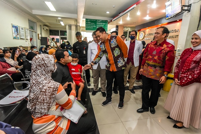 SAPA: Wali Kota Eri Cahyadi membuka acara Bulan Kesehatan Gigi Nasional di FKG Unair, Selasa (10/10).  (HILDAN SEPKA/RADAR SURABAYA)