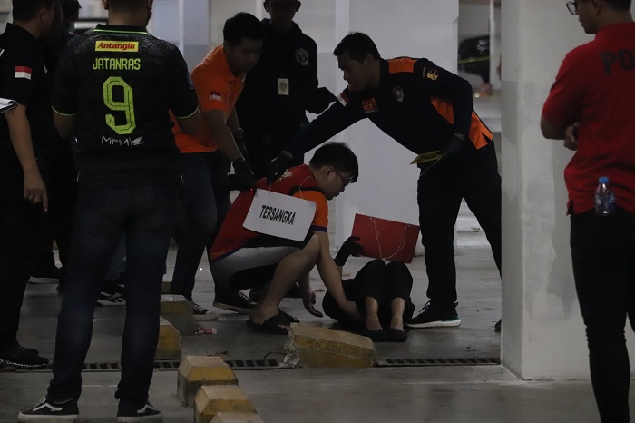 OLAH TKP: Gregorius Ronald Tannur saat menjalani rekonstruksi kasus penganiayaan berujung tewasanya DSA di basemen Lenmarc Mall, Surabaya, Selasa (10/10). (SURYANTO/RADAR SURABAYA)