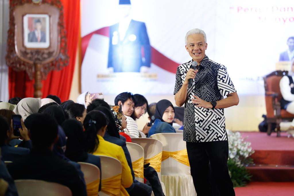 SIAPKAN PENERUS BANGSA: Ganjar Pranowo menghadiri acara temu daerah BEM Nusantara Jawa Timur di Universitas Dr Soetomo (Unitomo) Surabaya, pada Sabtu (23/9). (Foto: Tim Media Ganjar Pranowo)
