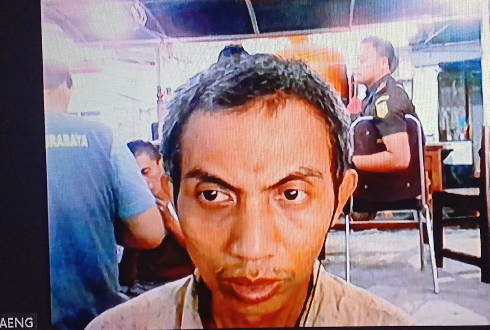 AKAL BULUS: Susanto saat disidangkan online dari Rutan Medaeng. (FAJAR/RADAR SURABAYA)