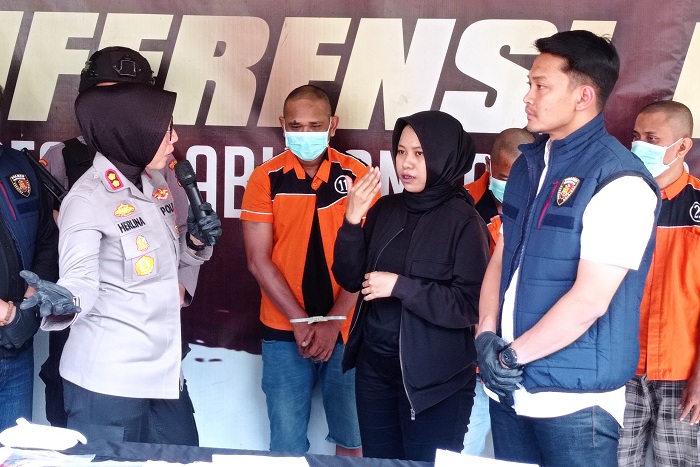 AKSI TIPU-TIPU: AKBP Herlina menunjukkan BB dan tersangka kasus polisi gadungan di Mapolres Pelabuhan Tanjung Perak, Surabaya. (SURYANTO/RADAR SURABAYA)