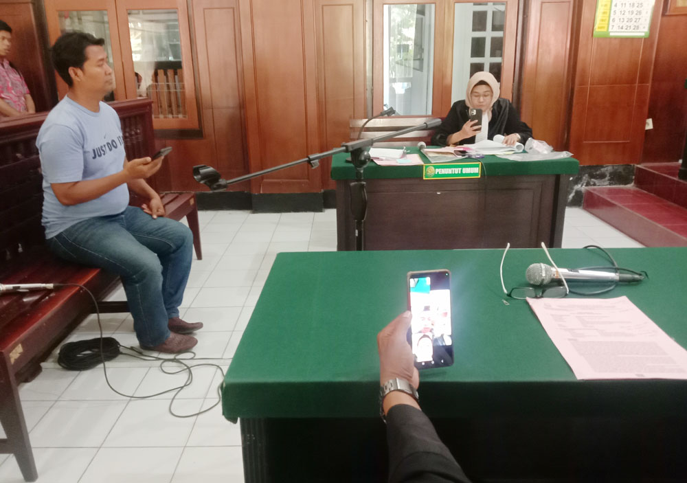 PENANGKAP: Agus Supriyanto memberi keterangan sebagai saksi penangkap. (FAJAR/RADAR SURABAYA)