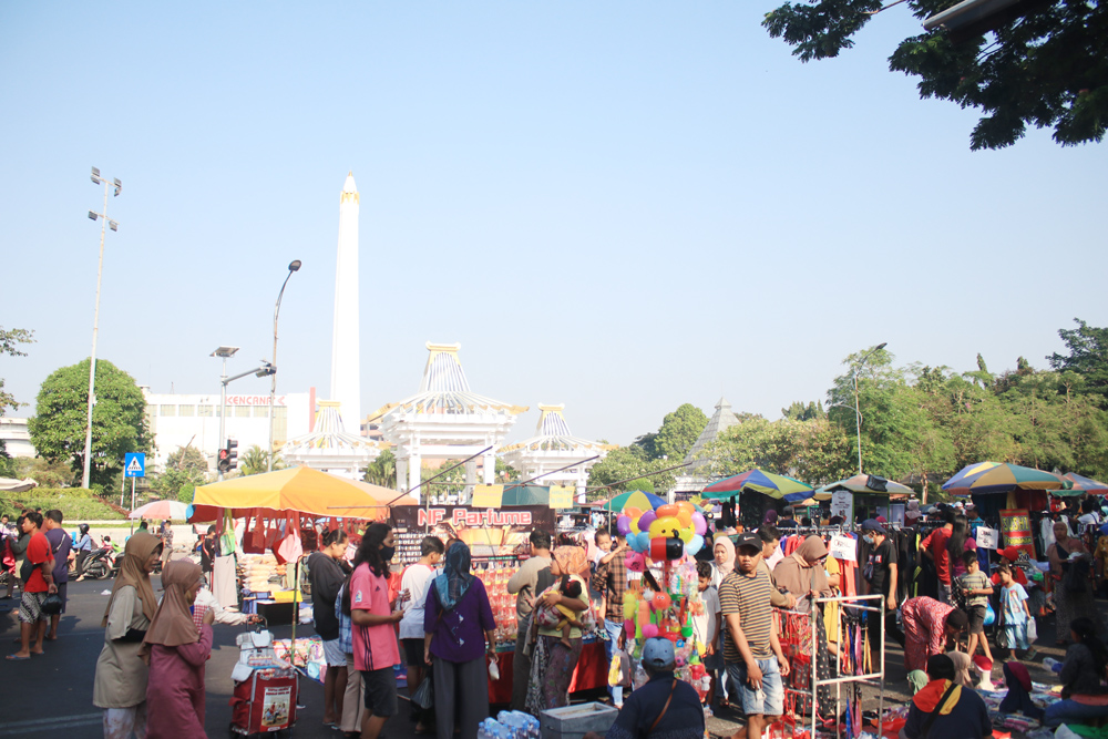 ADA RATUSAN PEDAGANG: Barang-barang yang dijual di pasar ini sangat beragam, mulai makanan, pakaian, sepatu hingga kebutuhan rumah tangga. (ANNIS AZZAHRA/RADAR SURABAYA)
