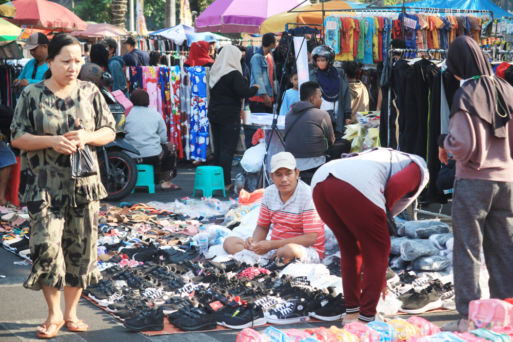 JADI JUJUKAN: Suasana pasar pagi Tugu Pahlawan yang selalu ramai tiap hari Minggu. (ANNIS AZZAHRA/RADAR SURABAYA)