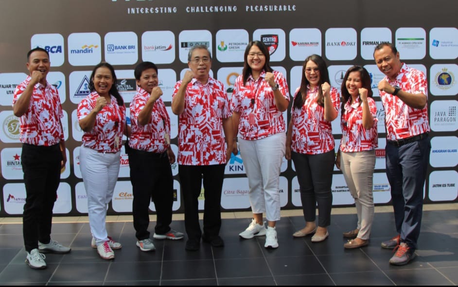 TURNAMEN ANNIVERSARY: Simon J Wirawan (empat dari kiri) bersama tim manajemen Golf Graha Famili usai pembukaan turnamen anniversary ke 28 dengan peserta sebanyak 400 pegolf dari dalam dan luar negeri.