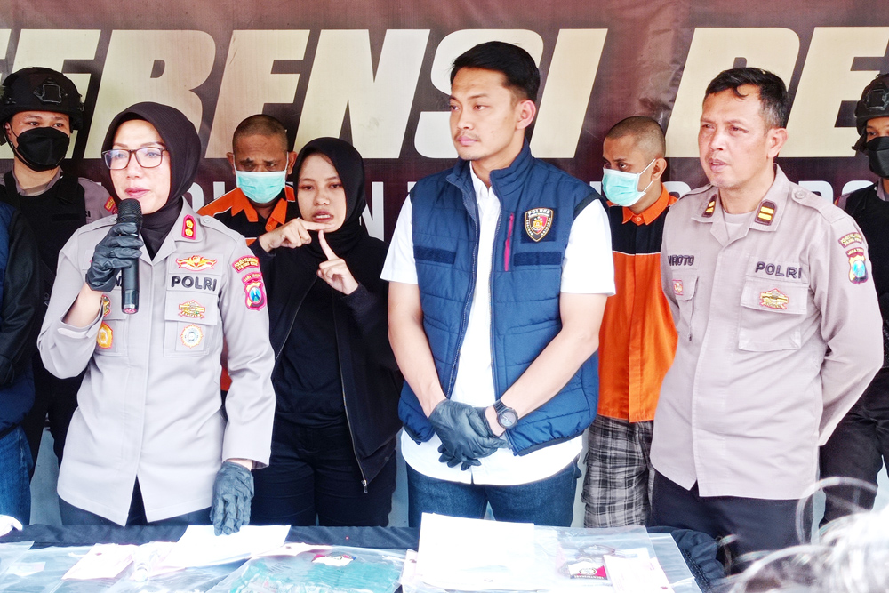 MODUS LAMA: Kapolres Pelabuhan Tanjung Perak AKBP Herlina memperlihatkan tersangka polisi gadungan.(SURYANTO/RADAR SURABAYA)