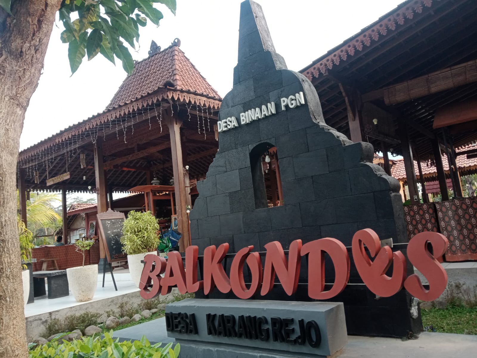 DESA BINAAN PGN: Balai Ekonomi Desa (Balkondes) Desa Karangrejo, Borobudur, Magelang, Jateng, merupakan Desa Wisata Binaan PGN yang memiliki homestay, cafe dan membantu warga berjualan.
