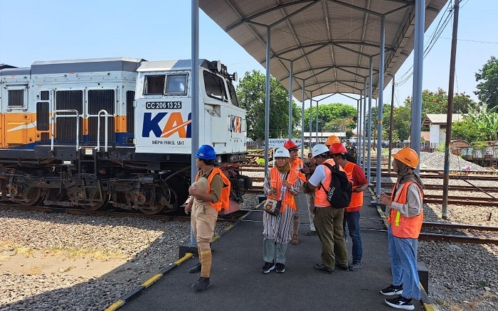 LESTARIKAN:  PT KAI Daop 8 Surabaya saat memberikan kesempatan komunitas sejarah Begandring Soerabaia melihat dari dekat Depo Sidotopo, Minggu (15/10). (IST)