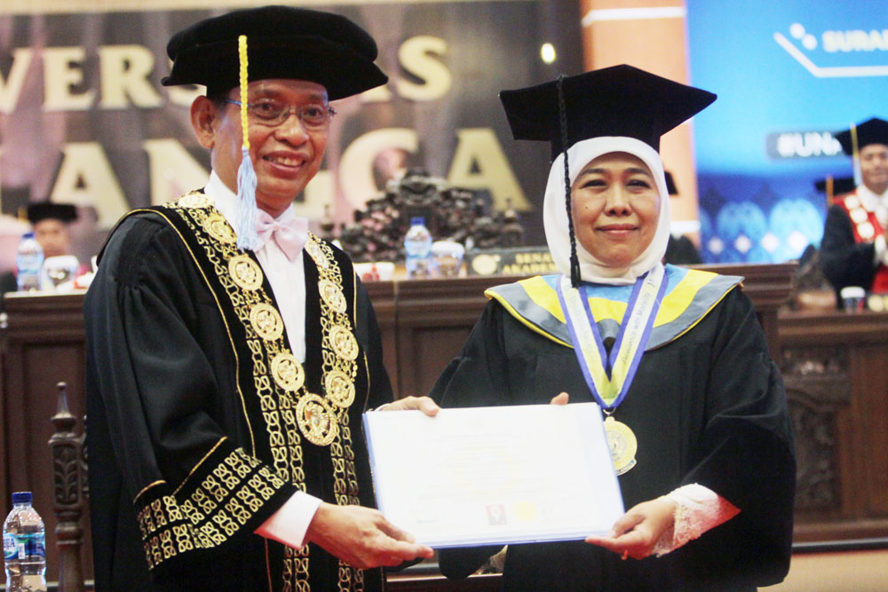 GELAR KEHORMATAN: Gubernur Khofifah Indar Parawansa mendapatkan gelar Doktor Honoris Causa di Ilmu Ekonomi dari FEB Unair yang diserahkan Rektor Prof Moh Nasih, Minggu (15/1)