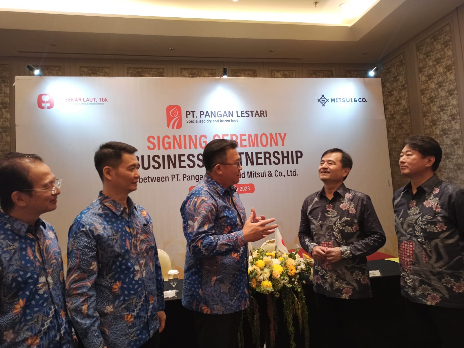 KERJA SAMA : Dari kiri: Joh Gozal, Effendy Hamdja, Tjahjono Haryono, Kikuchihara Shinichi dan Mitsuhiro Goto menjelaskan rencana kerjasama PT Pangan Lestari (Sekar Group) dan Mitsui & Co.Ltd.
