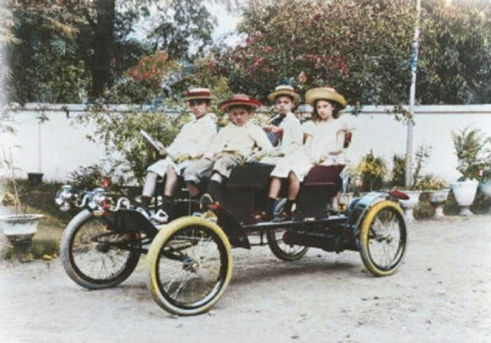 MEWAH: Anak-anak warga Eropa saat mengendarai mobil keluaran pertama di Surabaya. (ISTIMEWA)