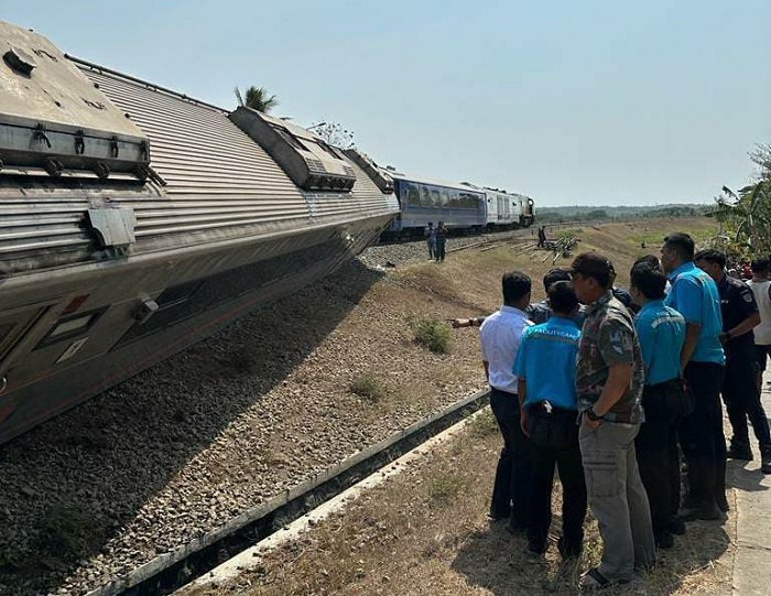 TERPANA: Penumpang hanya bisa melihat Kereta Api Argo Semeru yang anjlok di KM 520+4 petak jalan Stasiun Sentolo-Stasiun Wates, Kulon Progo, Selasa (17/10). (IST)