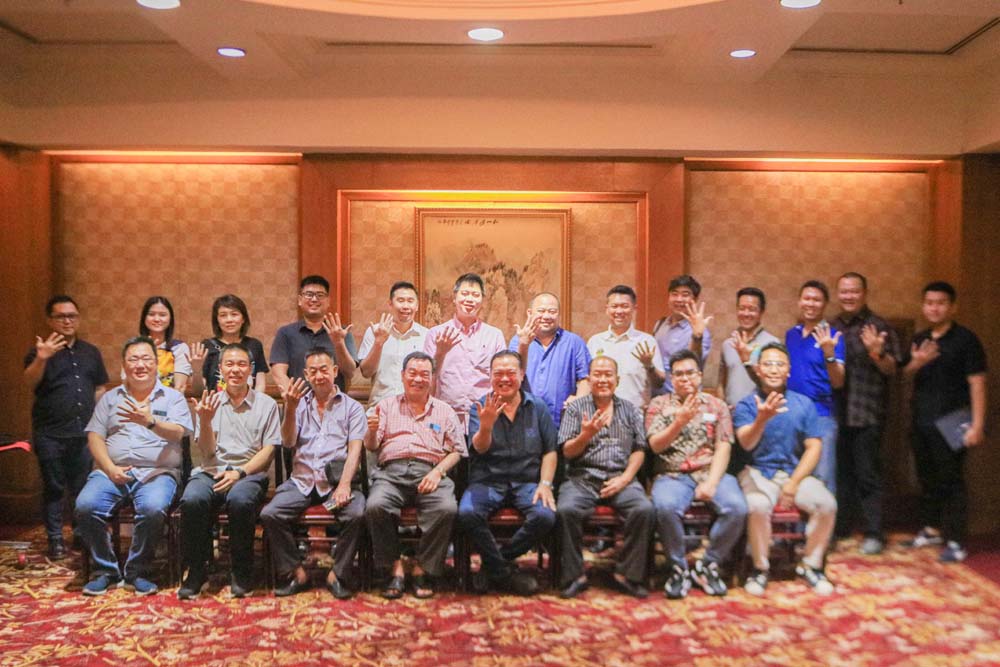 Foto bersama manajemen Astra UD Trucks bersama customer Astra UD Trucks Cabang Surabaya Romokalisari. (ISTIMEWA)