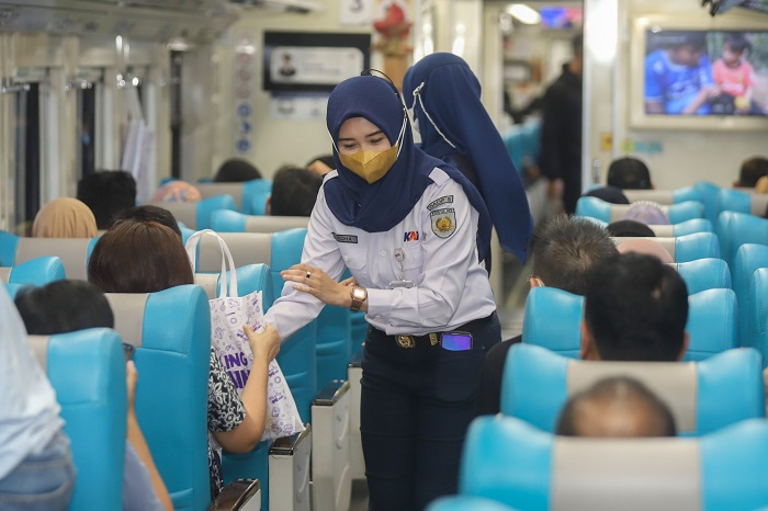 SAPA: Petugas KAI menyapa penumpang Kereta Api (KA) Argo Semeru yang dilaunching 1 Juni lalu. (SURYANTO/RADAR SURABAYA)