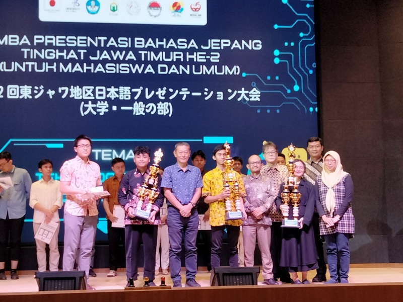 ARIGATO: Konsul Jenderal Jepang Takeyama Kenichi bersama pemenang lomba presentasi bahasa Jepang di Surabaya. (JIHAN NAVIRA/RADAR SURABAYA)