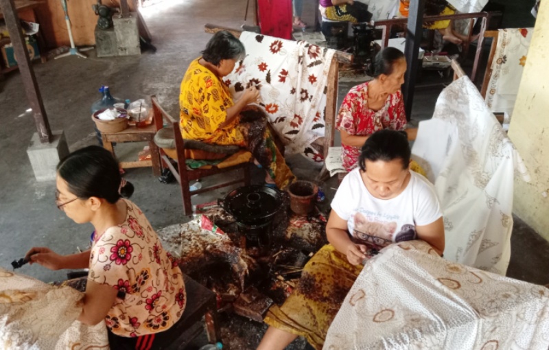 DIAKUI UNESCO: Para perajin batik saat mengerjakan batik tulis Suroboyo-an di kawasan Jemursari. (RAHMAT SUDRAJAT/RADAR SURABAYA)