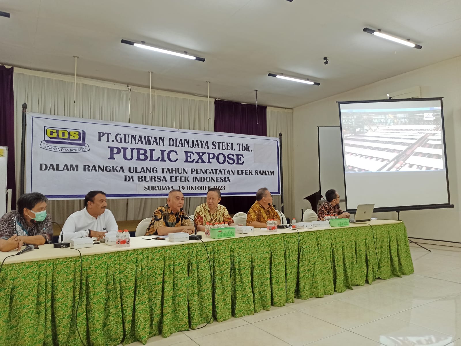 OPERASIKAN PLANT 2: Direksi PT Gunawan Dianjaya Steel Tbk menjelaskan rencana mengoperasikan plant 2 untuk memenuhi kebutuhan plat baja nasional yang terus meningkat. (M. Afiq Firdaus/Radar Surabaya)