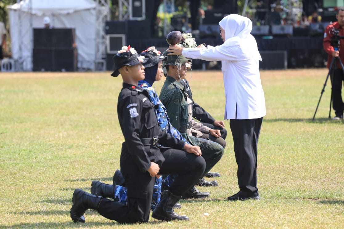 PEMBARETAN: Gubernur Khofifah melakukan pembaretan SMA Taruna Jawa Timur, di Lapangan Brigade Infanteri Mekanis 16 Wirayudha Kediri, Rabu (18/10).