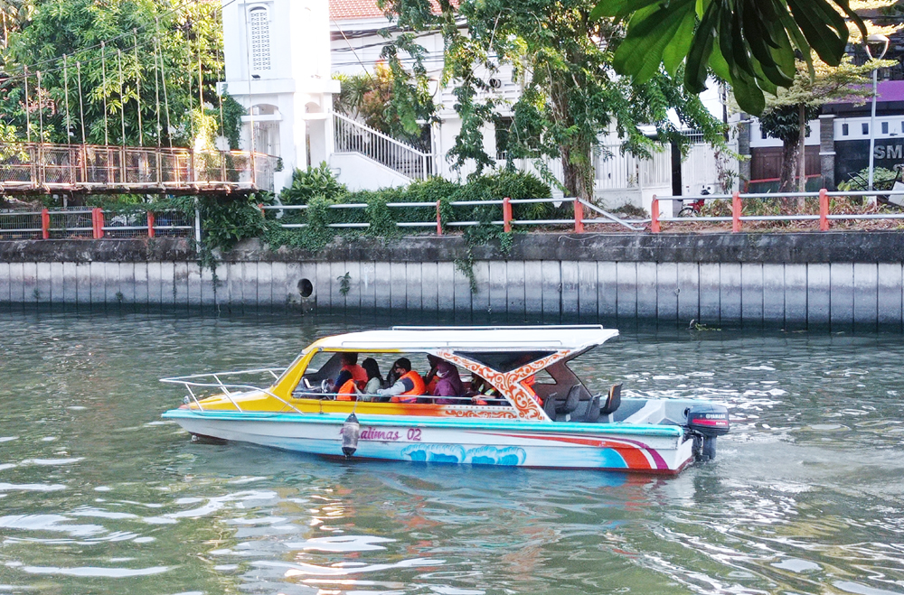 Wisata perahu susur sungai yang jadi andalan di Kalimas. (SURYANTO/RADAR SURABAYA)