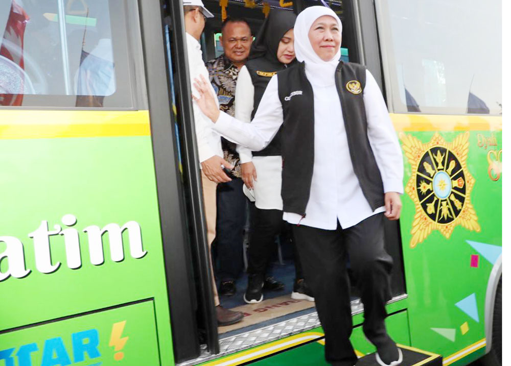 KORIDOR III: Gubernur Khofifah Indar Parawansa mencoba Bus SUHITA yang melayani rute Mojokerto-Gresik. (MUS PURMADANI/RADAR SURABAYA)