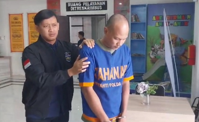 DILIMPAHKAN : Tersangka GHW digiring penyidik untuk diserahkan ke Kejaksaan Negeri Malang. (IST)