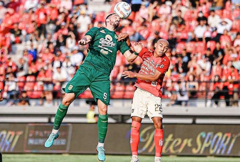 KURANG MUJUR: Pemain Persebaya Surabaya Dusan Stevanovic (kiri) duel udara dengan pemain Bali United Novri Setiawan dalam lanjutan Liga 1 di Stadion I Wayan Dipta, Gianyar, Jumat (20/10). (DOK. LIB)