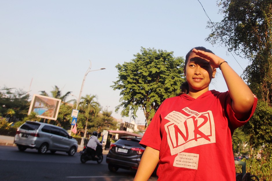 DAMPAK ELNINO: Warga Surabaya harus merasakan suhu udara yang panas dan gerah terutama di siang hari akibat kemarau panjang di tahun ini. (ANDY SATRIA/RADAR SURABAYA)
