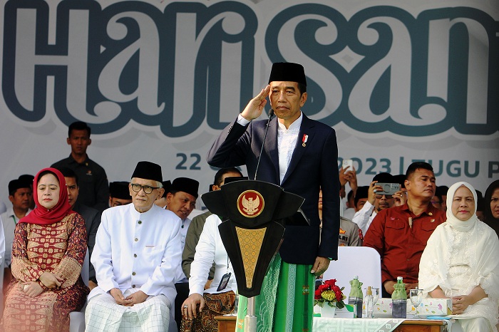 HORMAT: Presiden Jokowi menjadi pembina di Apel Hari Santri Nasional 2023 yang digelar di Tugu Pahlawan, Minggu (22/10). (ANDY SATRIA/RADAR SURABAYA)