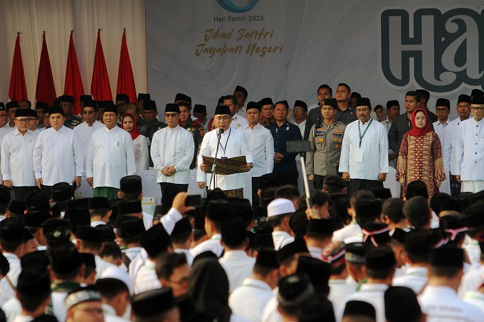 PENTING: Ketua Umum PBNU KH Yahya Cholil Staquf menegaskan pentingnya peran santri saat Apel Hari Santri Nasional 2023 di Tugu Pahlawan, Minggu (22/10). (ANDY SATRIA/RADAR SURABAYA)