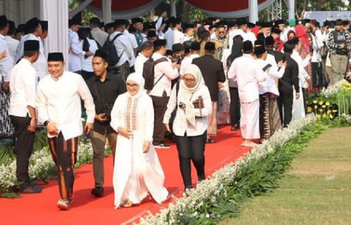 SARUNGAN: Wali Kota Eri Cahyadi didampingi Rini Eri Cahyadi saat menghadiri apel Hari Santri 2023 di Tugu Pahlawan, Minggu (22/10). (INSTAGRAM RINI ERI CAHYADI)
