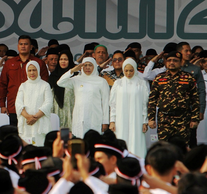 HORMAT: Gubernur Khofifah duduk di sebelah Ibu Negara Iriana Jokowi saat Apel Hari Santri Nasional 2023 di Tugu Pahlawan, Minggu (22/10). (ANDY STARIA/RADAR SURABAYA)