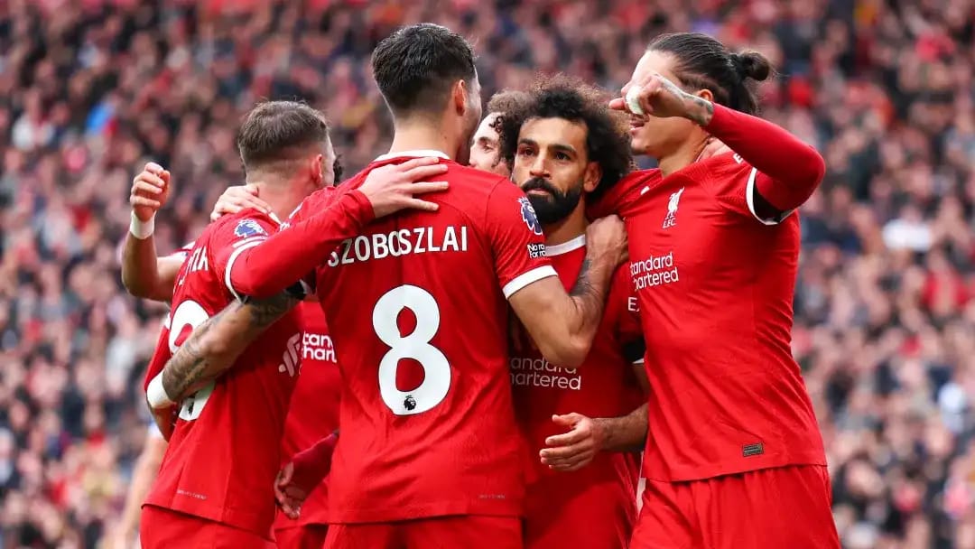 DERBY MARSEYSIDE: Moh Salah borong dua gol untuk mengantar Liverpool unggul 2-0 atas Everton yang bermain dengan 10 permain. (BBC. COM)