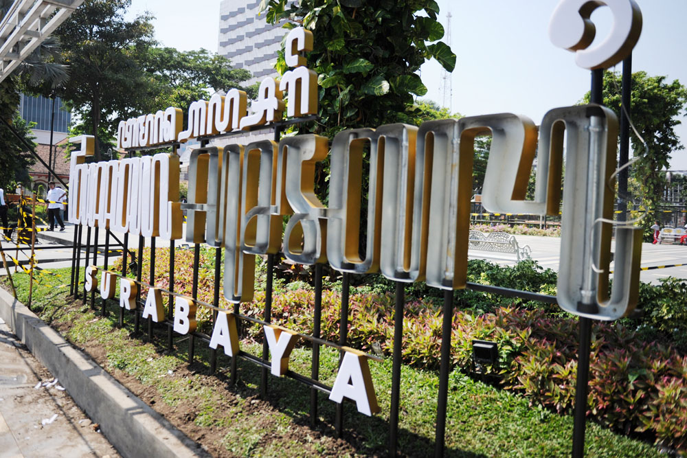 PELESTARIAN AKSARA JAWA: Pemasangan aksara Jawa di Taman  Apsari Surabaya. (SURYANTO/RADAR SURABAYA)