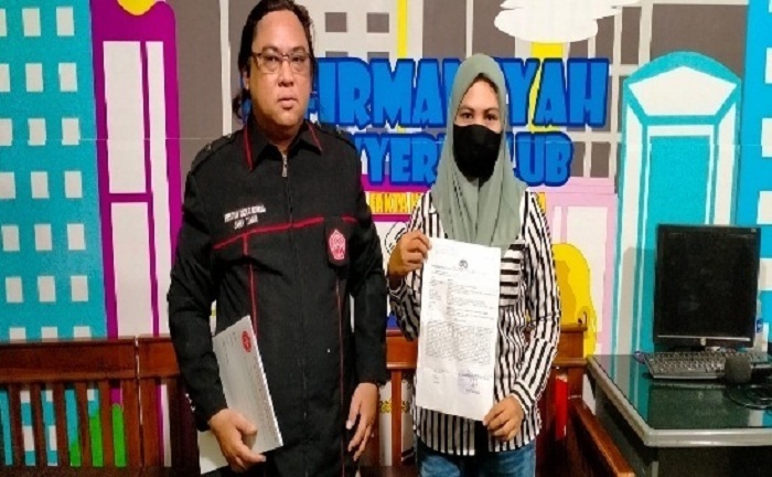 CARI KEADILAN: Hosniah seusai melaporkan suami sirinya ke Polres Pelabuhan Tanjung Perak Surabaya. (IST)