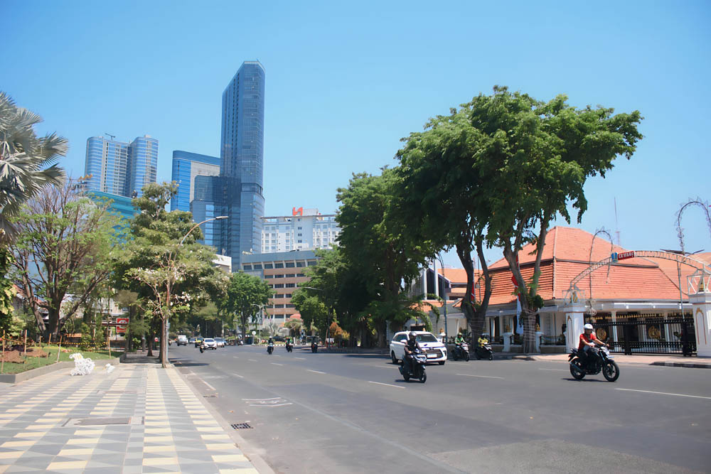 PANAS MENYENGAT: Suhu udara panas masih bakal terjadi di Surabaya selama bulan Oktober ini, bahkan awal musim hujan juga diprediksi mundur ke Desember. (ANNIS AZZAHRA/RADAR SURABAYA)