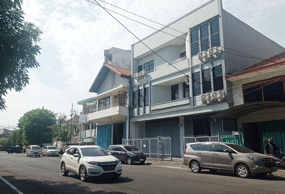 JADI JALAN PENGHUBUNG: Di Jalan Merak dahulu terdapat gedung pertunjukan kesenian mirip gedung ludruk di THR. (SURYANTO/RADAR SURABAYA)