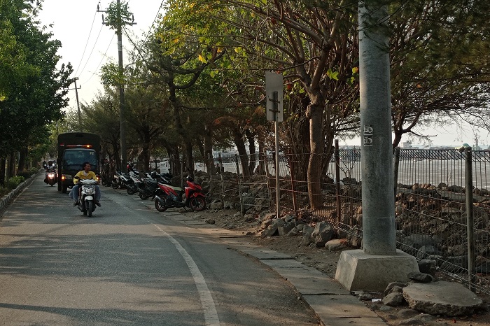 RAPI: Suasana kawasan pantai Batu Batu yang bersih dari PKL di Nambangan, Surabaya, Minggu (22/10). (SURYANTO/RADAR SURABAYA)
