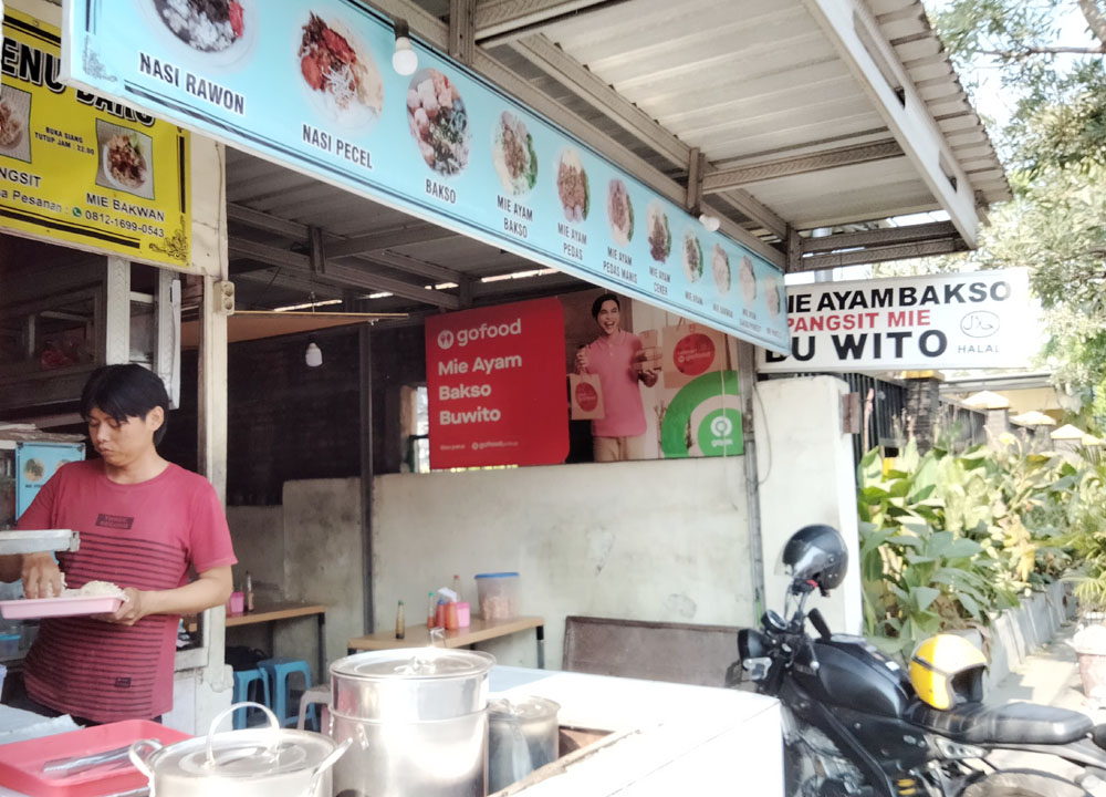 TERJANGKAU: Salah satu kedai yang jadi jujukan mahasiswa di kawasan Lidah Wetan, Surabaya. (JIHAN NAVIRA/RADAR SURABAYA)