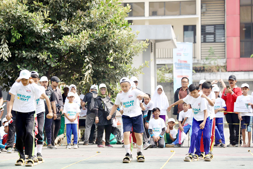 LESTARIKAN TRADISI: Sejumlah anak mengikuti lomba balap bakiak di festival permainan anak dan olahraga tradisional di Surabaya. (SURYANTO/RADAR SURABAYA)