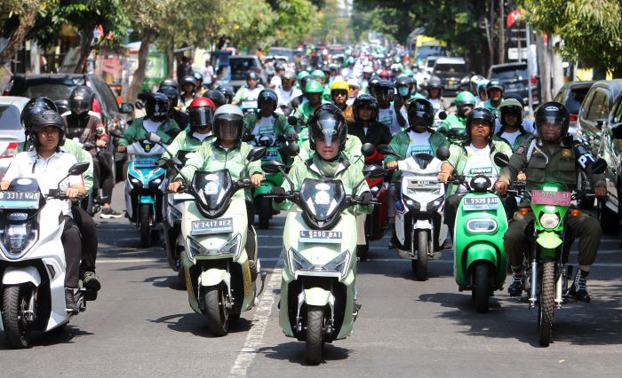 KONVOI MOTOR: Gubernur Khofifah melakukan konvoi motor listrik bersama para OPD serta ojol dari Gedung Negara Grahadi menuju Masjid Al Akbar, Selasa (24/10).  (ANDY SATRIA/RADAR SURABAYA)