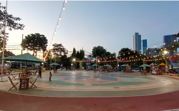 INDAH: Lampu kecil dipasang membentang dari ujung ke ujung di Taman Kartika, Tegalsari, Surabaya. (IST/JPC)
