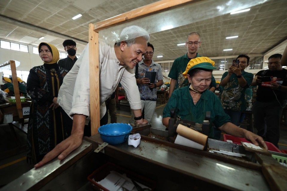 SERAP ASPIRASI: Calon presiden Ganjar Pranowo mengunjungi PT Karya Niaga Bersama, produsen rokok Grendel di Malang pada Jumat (13/10). (Tim Media Ganjar Pranowo)