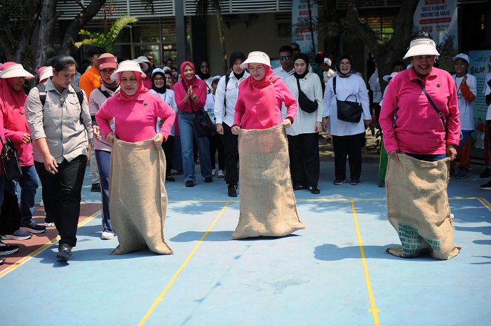 SEKOLAH SEHAT: Ibu Negara Iriana Joko Widodo didampingi istri pejabat negara lainnya, mengampanyekan sekolah sehat dalam kunjungannya di SD Negeri Pakis III/370, Surabaya, Kamis (26/10). (ANDY SATRIA/