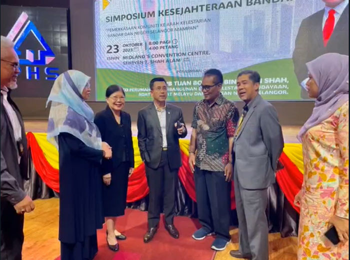 Ketua Pokdarwis Kampung Lawas Maspati Surabaya, Sabar Swastono (tiga dari kanan) bersama sejumlah delegasi Negeri Selangor Malaysia dalam simposium pengelolaan kampung wisata berbasis masyarakat.